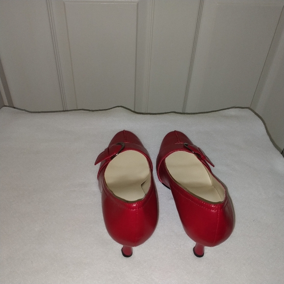 Red Buckle Accented Pump Studio 36 - Picture 3 of 3